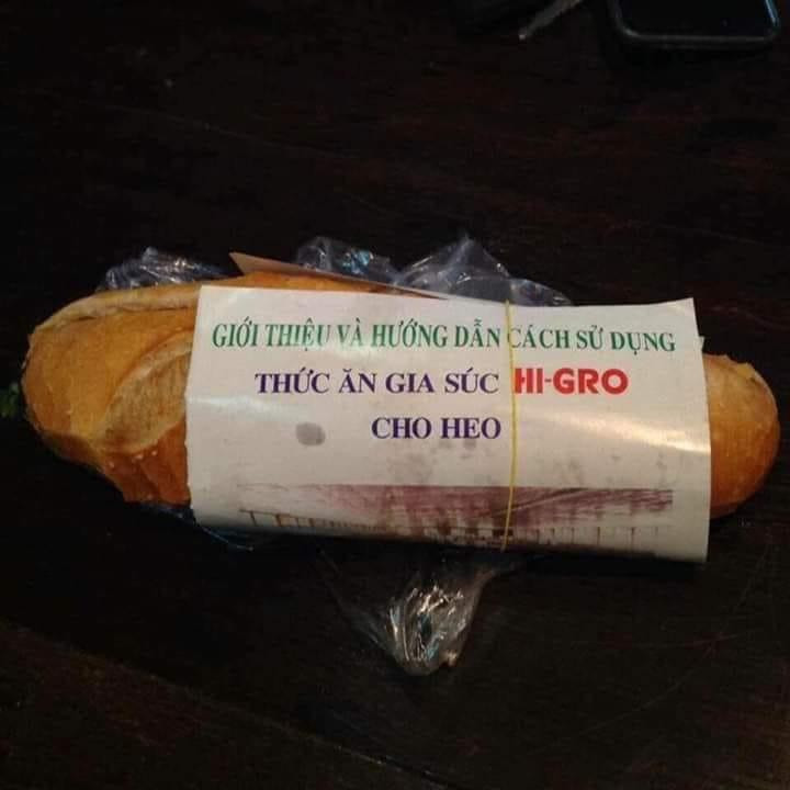 Có lẽ, vì chủ cửa hàng vơ tất cả đem ra gói thực phẩm mà xuất hiện nhiều tình huống "dở khóc dở cười", khiến ai đang thưởng thức món ngon cũng phải "mắc nghẹn" vì những mẩu giấy gói "bá đạo" này.