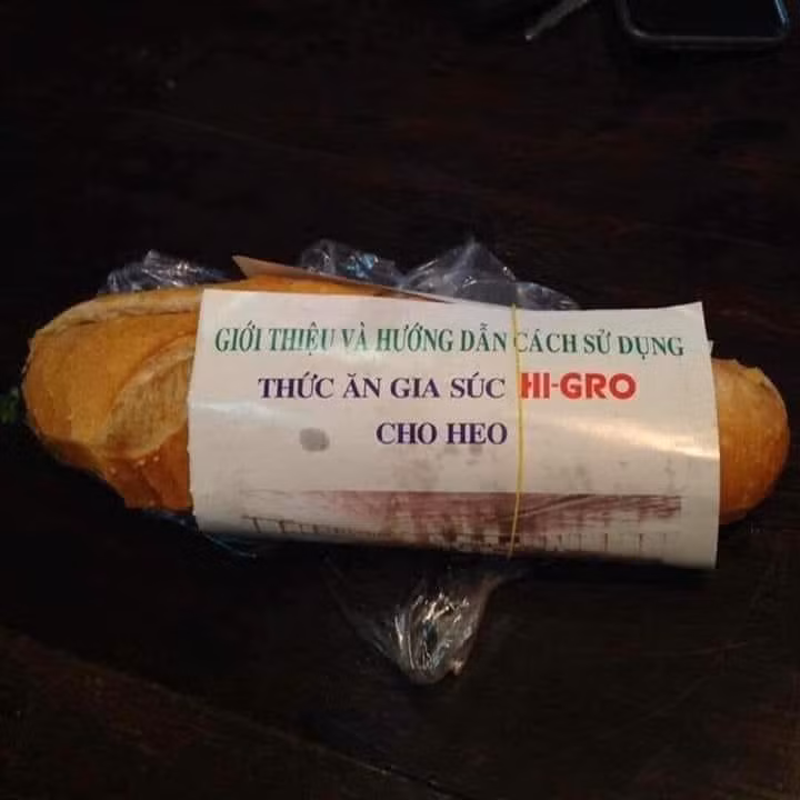 Có lẽ, vì chủ cửa hàng vơ tất cả đem ra gói thực phẩm mà xuất hiện nhiều tình huống "dở khóc dở cười", khiến ai đang thưởng thức món ngon cũng phải "mắc nghẹn" vì những mẩu giấy gói "bá đạo" này.