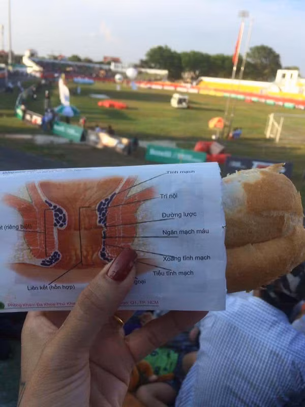 Lý do không nên tận dụng sách sinh học làm giấy gói. Người bán có lẽ chỉ tiện tay, nhưng người ăn thì khổ tâm vô cùng.