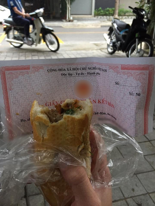 Mảnh giấy gói bánh mì lưu lạc từ một mối tình tan vỡ chăng? Ảnh: Tổng hợp