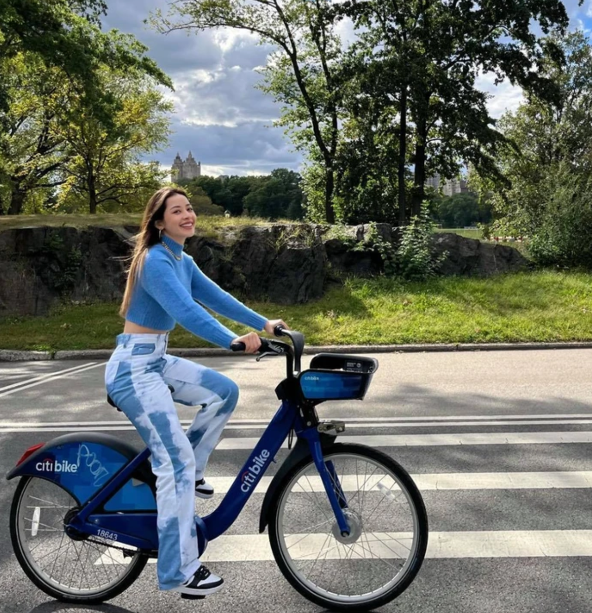 áng chú ý, bikini của Chi Pu còn giúp phô diễn vòng 1 căng đầy và đặc biệt vòng eo 0% mỡ thừa và bé đến độ khó tin giữa bãi cát.