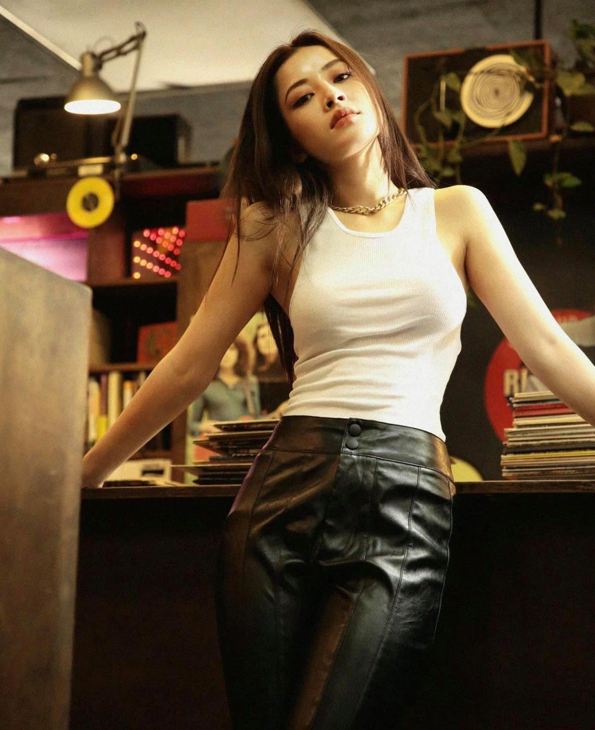 Nếu như trước đó Chi Pu chỉ “nhá hàng” bởi gu thời trang cắt xẻ vừa phải thì nay cô nàng chiêu đãi fan bởi loạt ảnh “cháy máy”.