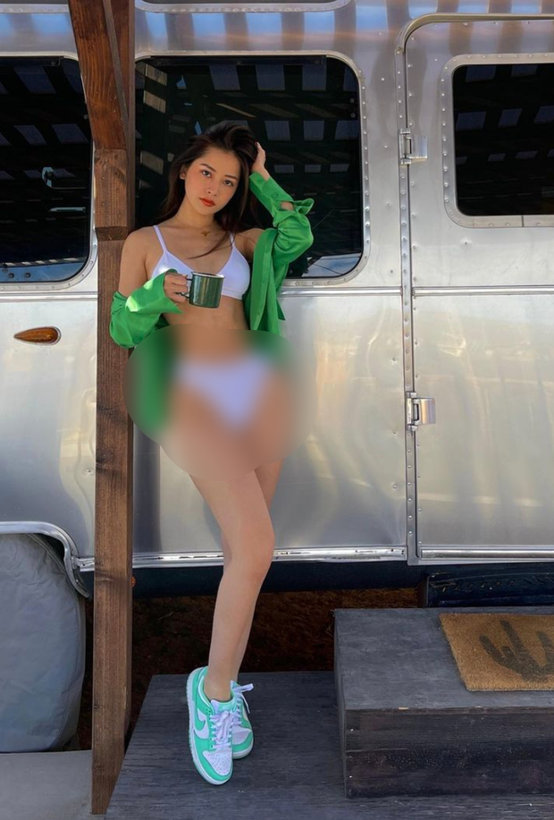 Mới đây, hot girl Chi Pu làm netizen "xỉu up xỉu down" khi đăng tải hình ảnh diện bikini phá cách ngay trên đất Mỹ. Trong ảnh, cô nàng kết hợp thêm giày thể thao và áo khoác cùng tone tạo nên style khác hẳn, nổi bật.