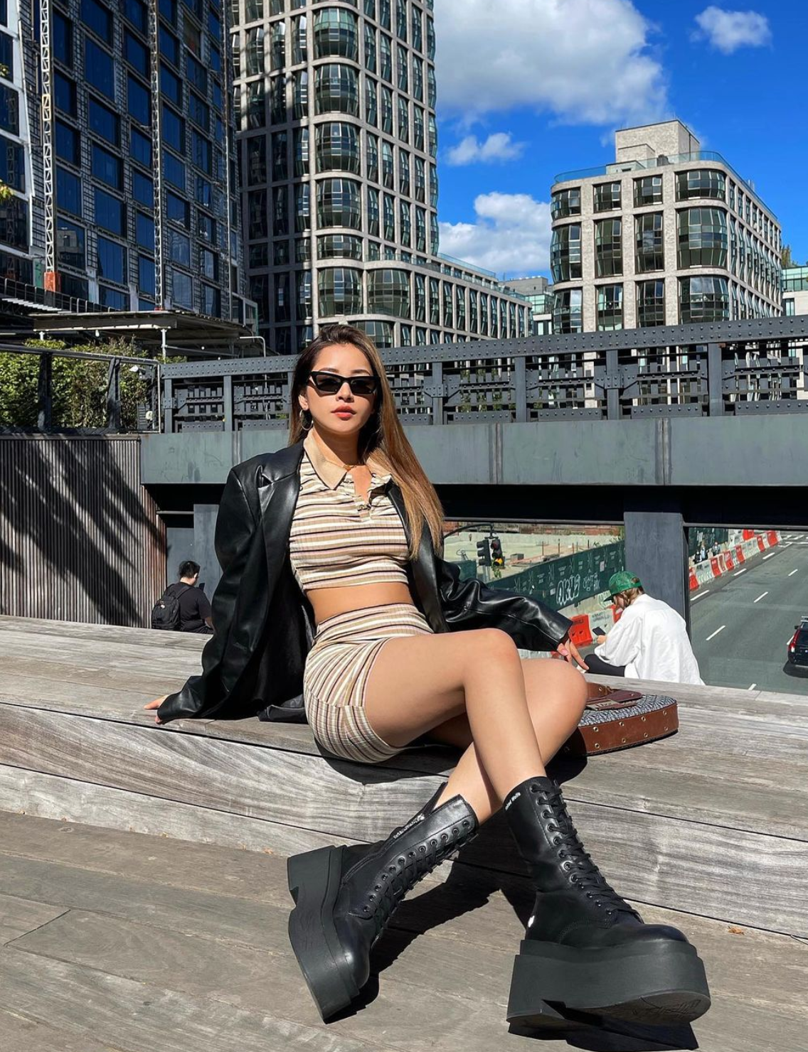 Khi đang ở đỉnh cao sự nghiệp, việc Chi Pu bất ngờ đến Mỹ du học khiến cô nàng gặp nhiều tin đồn, từ tin bí mật sang Mỹ sinh con tới tin hẹn hò cùng thiếu gia nổi tiếng.