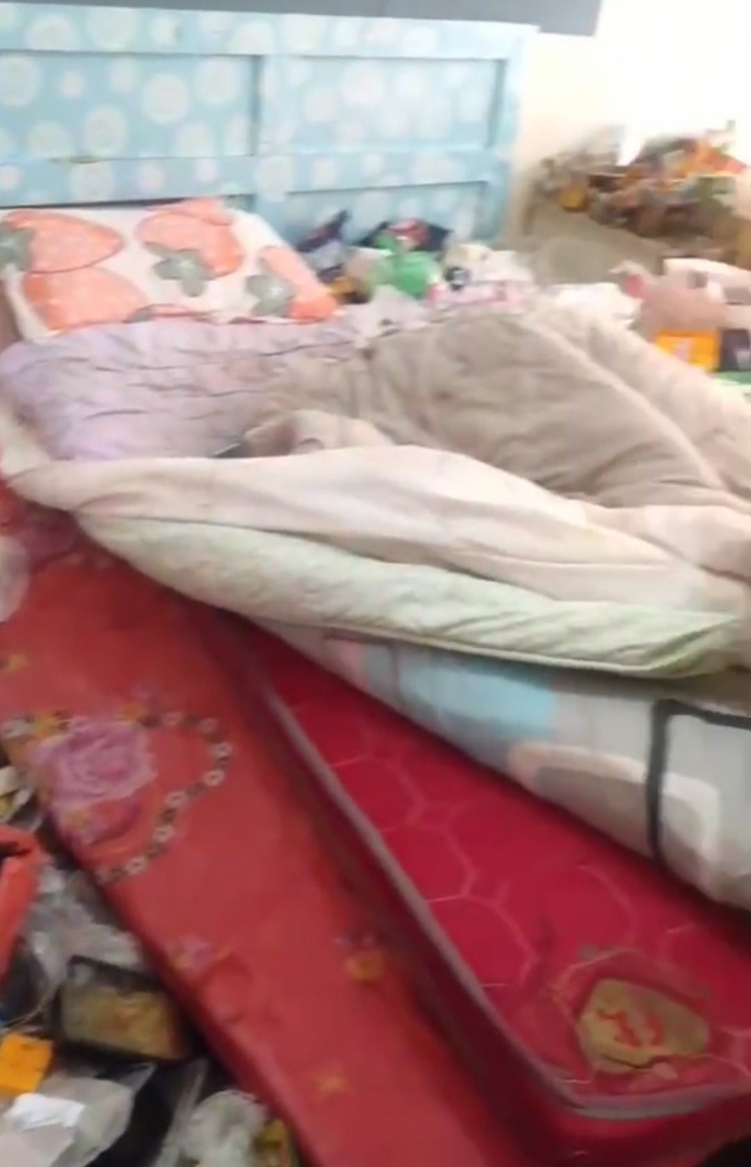 Tận mắt chứng kiến những hình ảnh căn phòng ngập rác, bốc mùi, nhiều người vẫn không khỏi choáng váng, "sốc" nặng. Ảnh: Tổng hợp