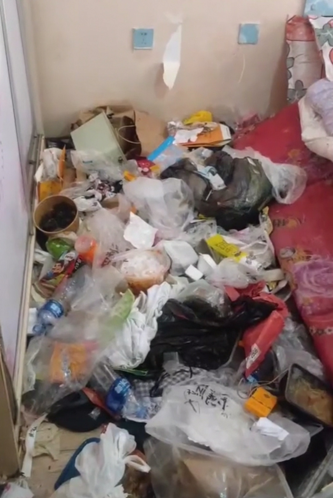 Các túi rác lưu trữ trong nhà được chất thành đống, ngổn ngang khắp nơi là hình ảnh không quá xa lạ tại những căn phòng trọ của nhiều bạn trẻ thiếu ý thức.