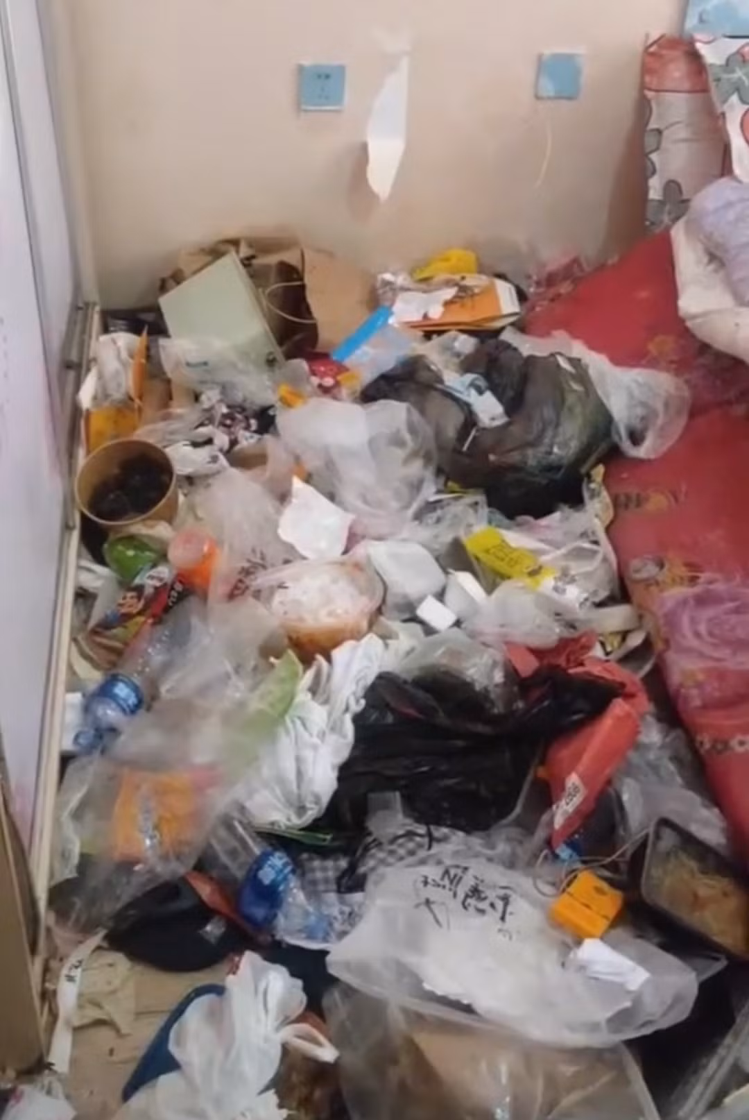 Các túi rác lưu trữ trong nhà được chất thành đống, ngổn ngang khắp nơi là hình ảnh không quá xa lạ tại những căn phòng trọ của nhiều bạn trẻ thiếu ý thức.