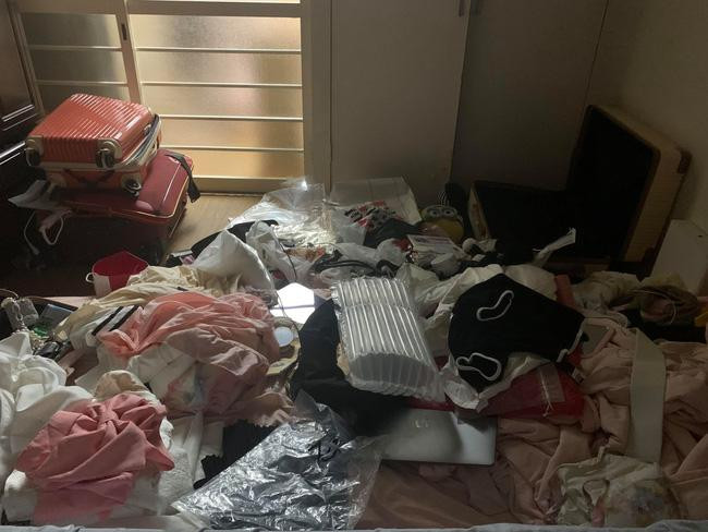 Mặc dù gái xinh này có vẻ bề ngoài là lượt, chỉn chu trông có vẻ sạch sẽ nhưng khi bạn cũng phòng tung loạt ảnh căn phòng ngủ của bạn mình thì ai cũng "tá hỏa".