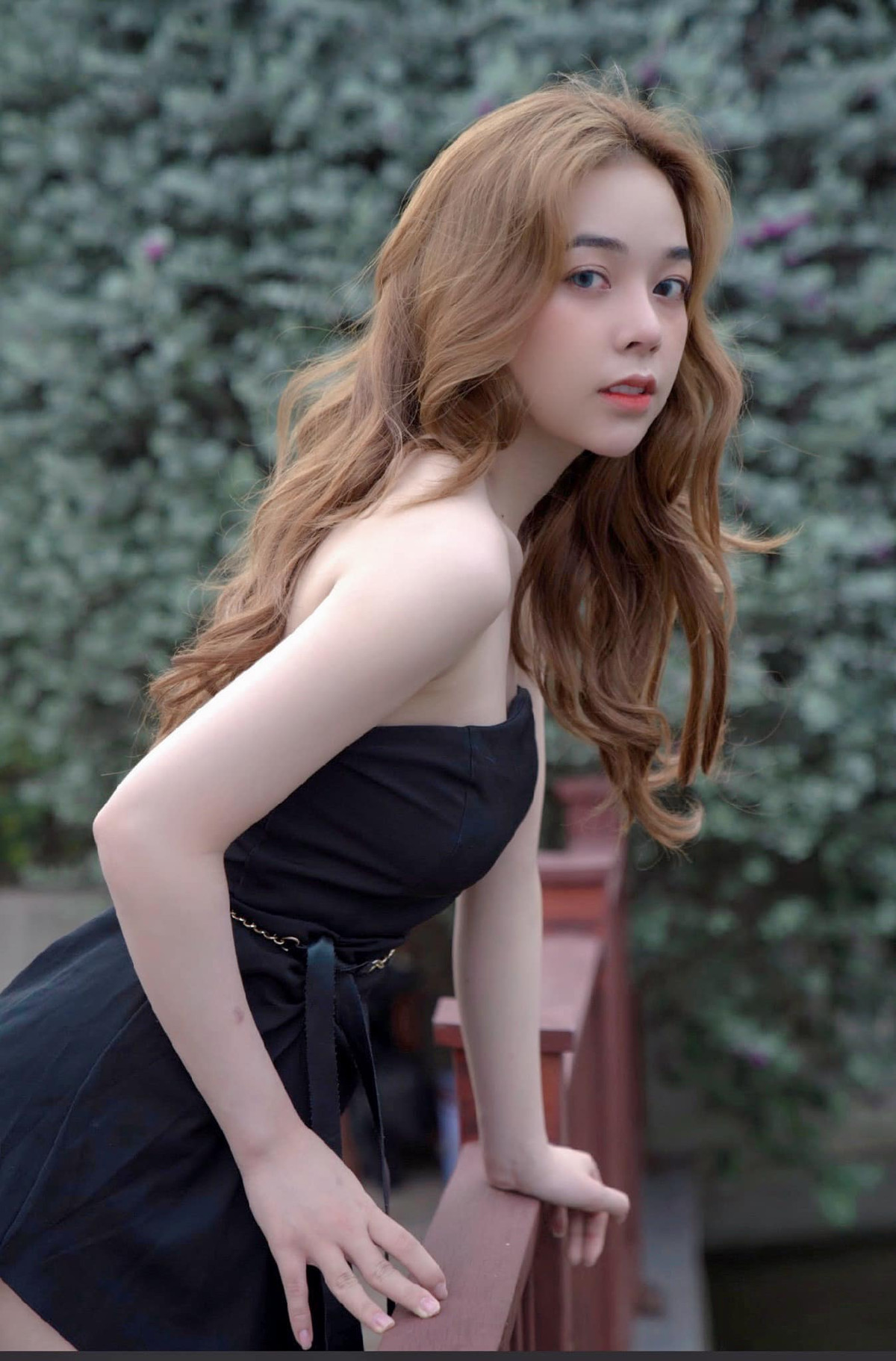 Với sở thích mặc thiếu vải, Quỳnh Miêu liên tục "đãi mắt" cư dân mạng bằng những hình ảnh hở trên ngắn dưới, hờ hững.