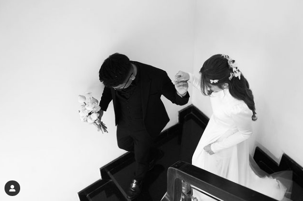 Ngoài ra, nàng hot girl từng được cho là "cắm sừng" người cũ để "cặp kè" Đông Khuê.