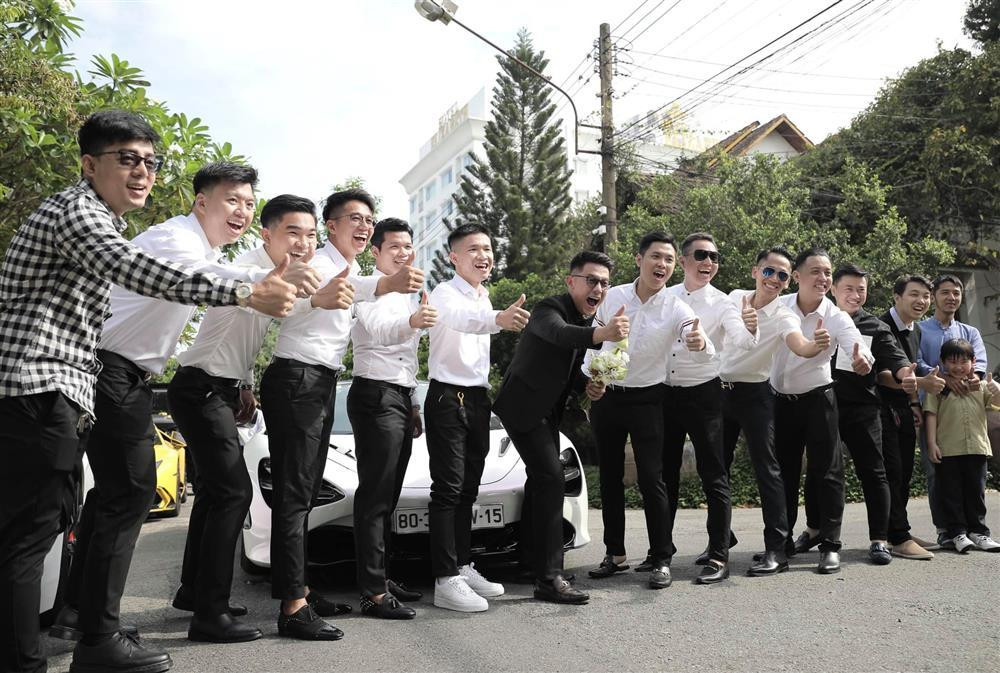 Ngày vui của Tống Đông Khuê gây xôn xao khắp MXH bởi dàn xế hộp khủng, cùng khách mời gồm nhiều cái tên vừa nổi tiếng lại giàu có như Matt Liu, Cường Đô La,...