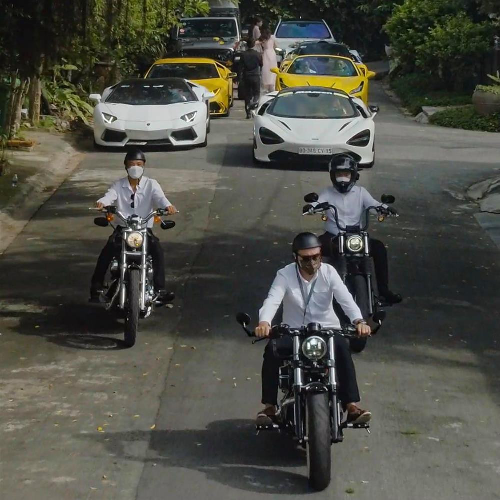 Ngoài gây sức hút với dàn xe thuộc hàng "khủng", netizen còn đặc biệt chú ý đến cô bạn gái lâu năm của Đông Khuê là Đoàn Thảo Nhi. Được biết, trong thời gian yêu nhau cô nàng từng vướng phải khá nhiều tin đồn không hay.