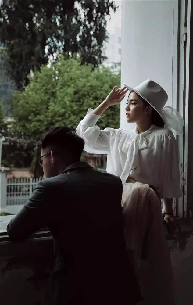 Đoàn Thảo Nhi từng bị đồn lên xe hoa một lần khi bức ảnh mặc áo dài đỏ tay cầm hoa bên một chàng trai mặc vest lịch lãm.