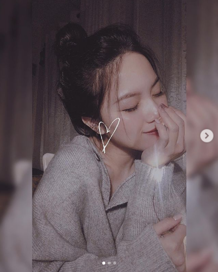 Ngoài vài bức ảnh chụp cùng bạn trai thì toàn bộ hình còn lại bạn gái CEO sinh năm 1999 khoe du lịch sang chảnh, đi xe xịn, dùng hàng hiệu...