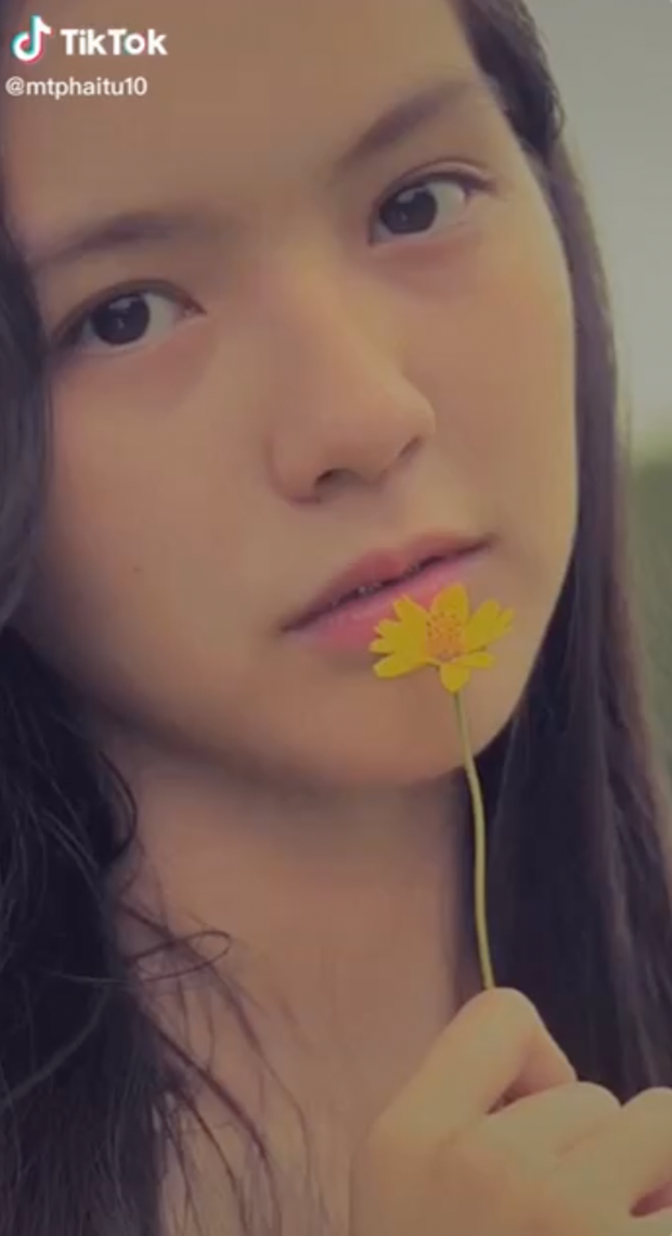 Mới đây, cư dân mạng bất ngờ đào lại loạt ảnh hot girl sinh năm 1997 khi còn để tóc dài, khác hoàn toàn với mái tóc ngắn thương hiệu của cô nàng hiện tại.