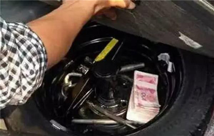 Bánh xe dự phòng cũng là một chỗ cất giấu không tồi.