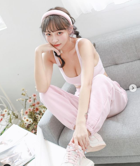 Trước khi tham gia đội cổ vũ, gái xinh từng là MC mạng, đảm nhận nhiều công việc khác nhau, tích lũy được không ít người hâm mộ.