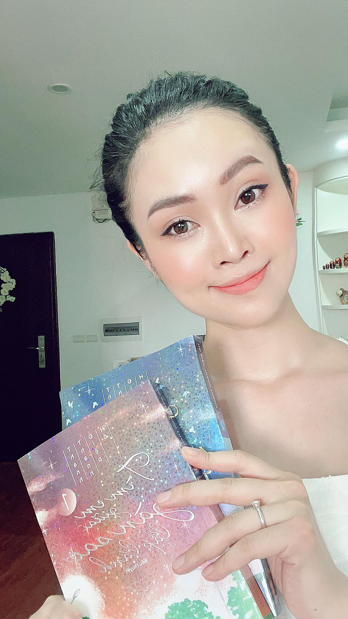 Nhìn vẻ ngoài của MC Thùy Linh ai cũng nghĩ cô được sinh ra trong nhung lụa. Tuy nhiên theo chia sẻ trước đó, cô đã rất nghị lực và quyết tâm theo đuổi sự nghiệp một cách nghiêm túc mới có được thành công như hiện tại.