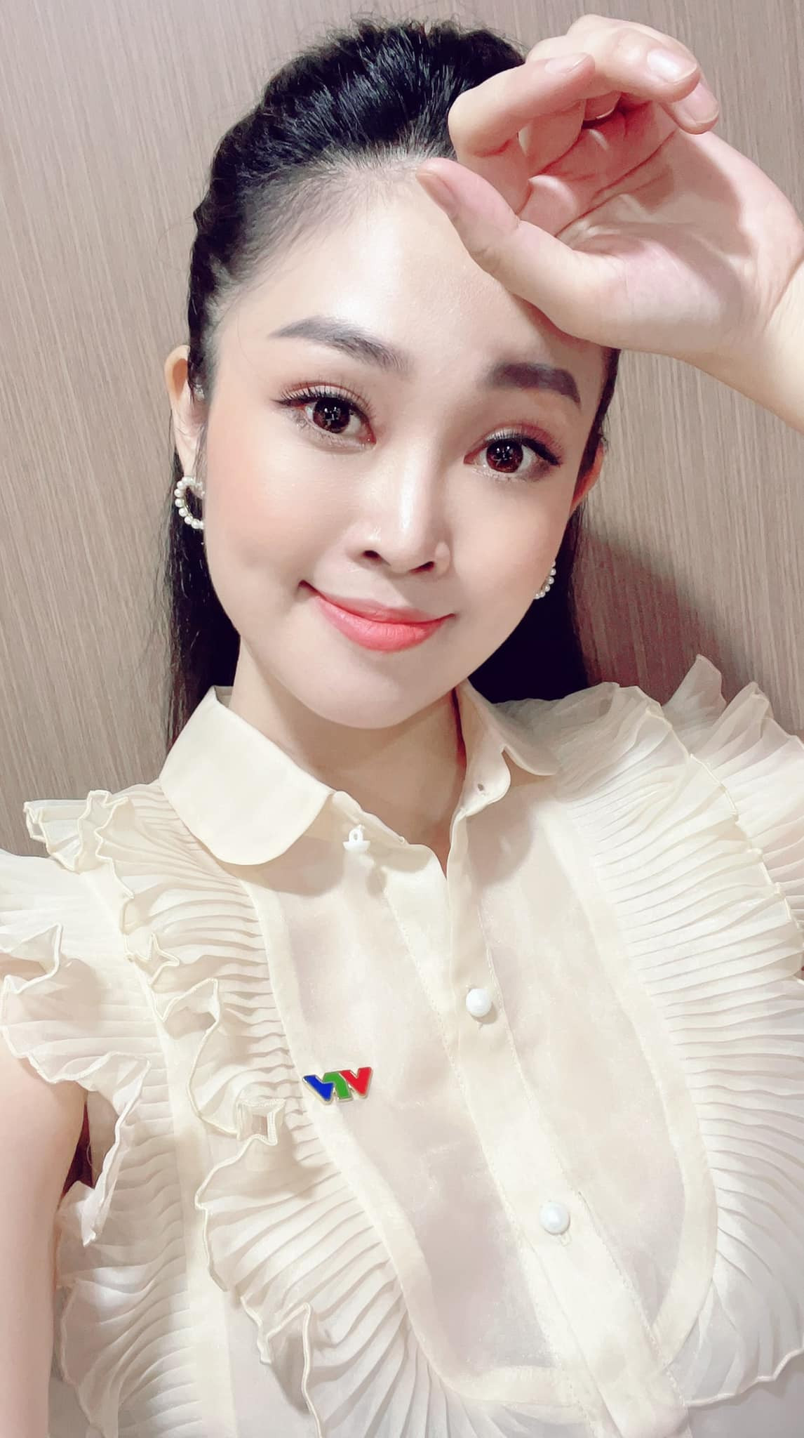 Trên trang cá nhân, nữ MC xinh đẹp sinh năm 1987 liên tục thu hút sự chú ý khi đăng tải loạt hình ảnh khoe sắc vóc từ đi làm cho đến tiệc tùng, đi chơi, dạo phố,...