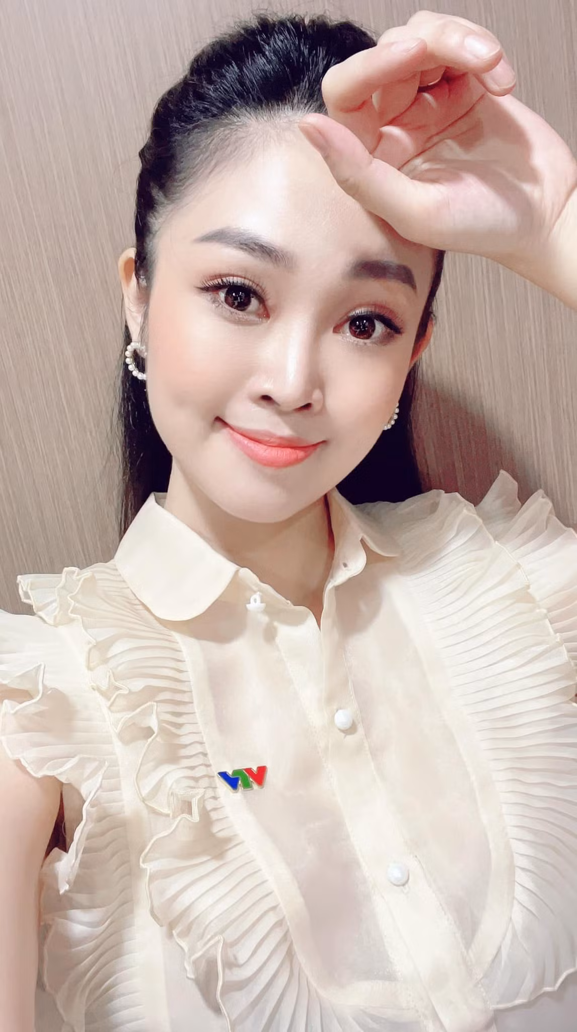 Trên trang cá nhân, nữ MC xinh đẹp sinh năm 1987 liên tục thu hút sự chú ý khi đăng tải loạt hình ảnh khoe sắc vóc từ đi làm cho đến tiệc tùng, đi chơi, dạo phố,...