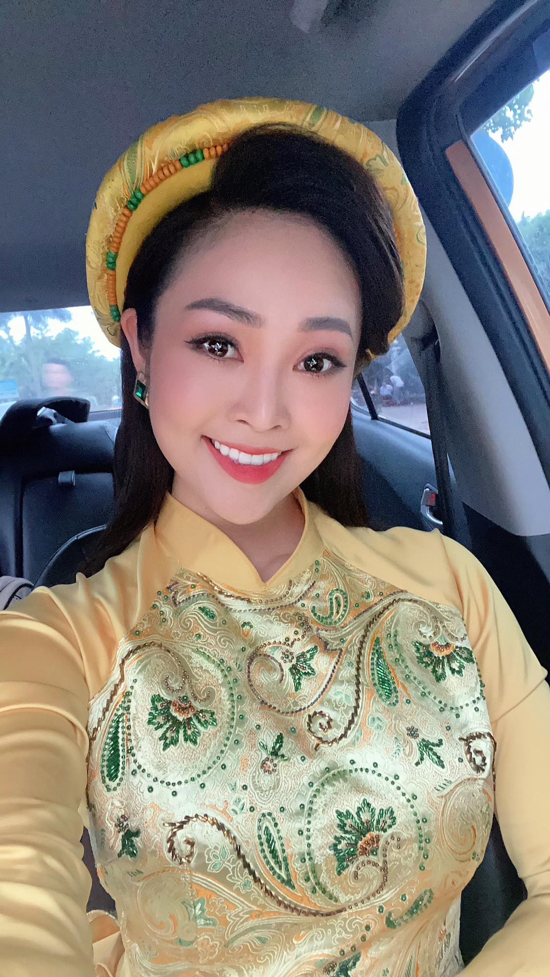 Khác với những trang phục thanh lịch, kín đáo khi lên sóng, MC Thùy Linh ở đời thường diện trang phục xì tin, nặng động hơn.