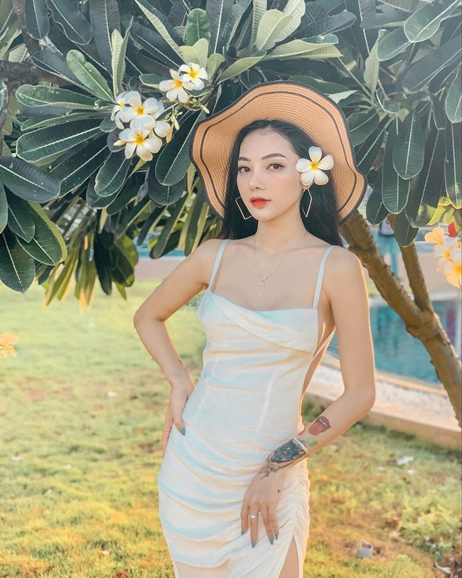 Điều gây ấn tượng của cô gái này chình là những hình xăm chi chít từ bé đến lớn trên cơ thể, đặc biệt là hình xăm lớn ở ngực.