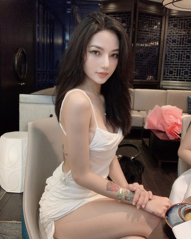 Ngoài ra, gái xinh này còn có hình xăm ở cánh tay, mỗi lần tạo dáng chụp ảnh Anh Thư luôn khoe khéo, nổi bật trong mọi khung hình.