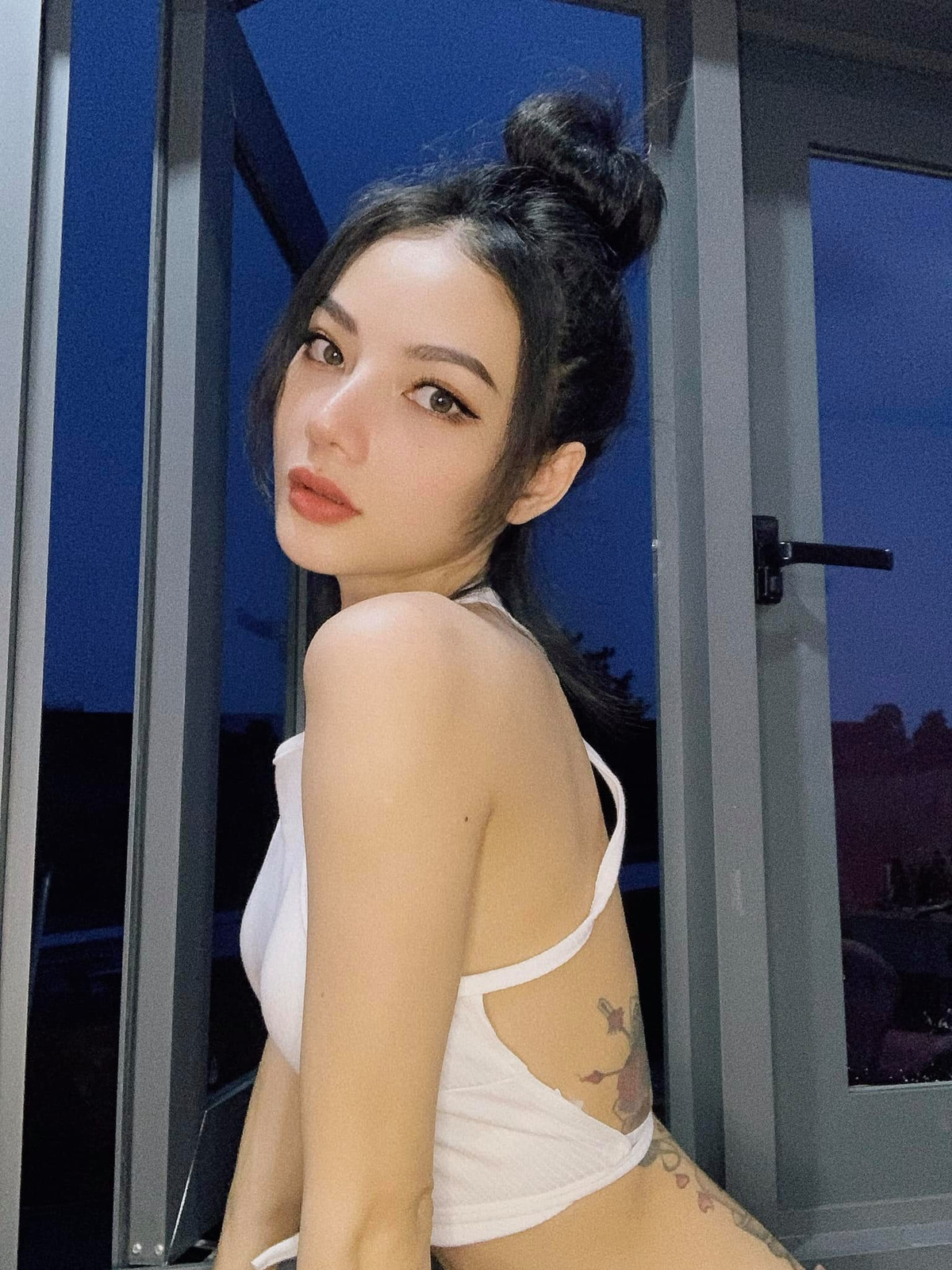 Nữ streamer 9x tiết lộ hình xăm tốn nhiều thời gian nhất của cô là ở lưng. Thư không quá kén chọn hình xăm, chỉ cần thích và tìm thấy vị trí phù hợp.