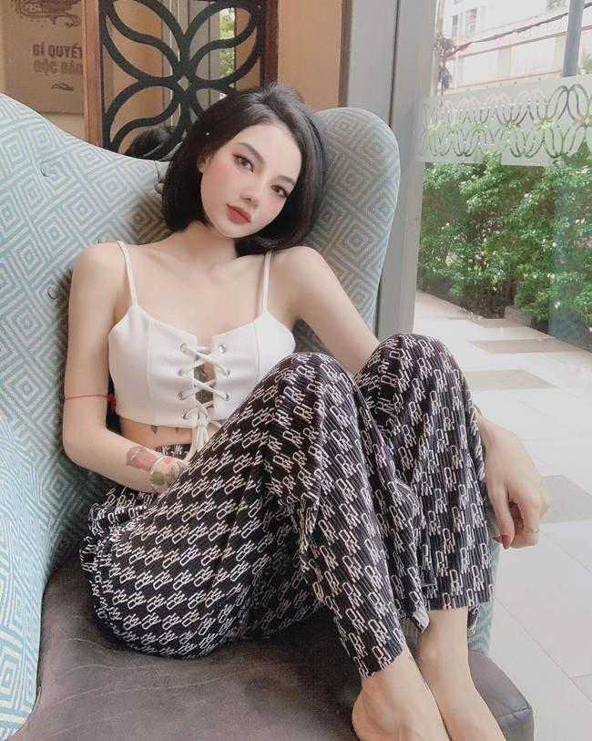 Võ Trần Anh Thư (biệt danh Xíu Xíu), sinh năm 1995 đến từ Gia Lai là nữ streamer sở hữu lượng người hâm mộ đông đảo trên mạng xã hội.