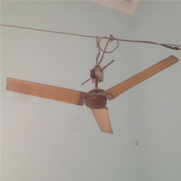 Chiếc quạt trần cũ hiếm tìm thấy thời nay.