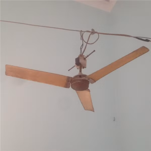 Chiếc quạt trần cũ hiếm tìm thấy thời nay.