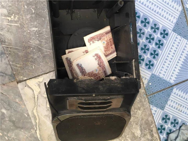 Sau khi chàng thanh niên tìm thấy chiếc loa từ "thời ông bà anh" và mở bung nó ra, bên trong xuất hiện xấp tiền. Không rõ tuổi đời của chiếc loa này bao lâu, song nhìn mệnh giá tập tiền ở bên trong thì ai cũng đoán rằng người nhét tiền vào đây có thể đã thuộc thế hệ ông cha.