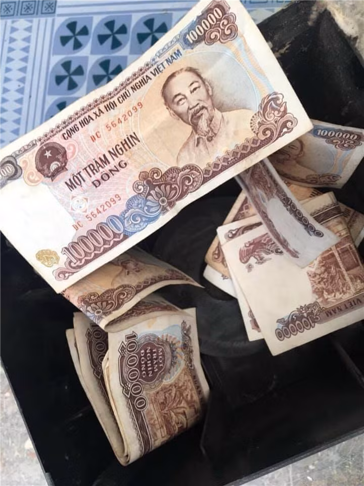 Những tờ tiền giấy có mệnh giá lên tới 100.000 đồng được in theo phong cách cũ, được sử dụng từ cách đây cả chục năm, đây là kỷ niệm tuổi thơ mà có lẽ bất cứ ai thuộc thế hệ 8X, 9X đều đã thấy chúng.