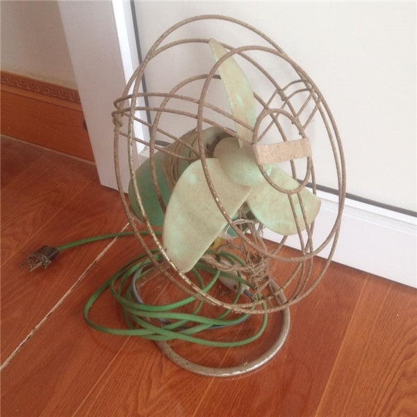 Ngoài những tờ tiền xưa, nhiều món đồ cổ khác cũng được cư dân mạng đem ra khoe khi đến thời nay họ vẫn giữ lại trong nhà, như vật kỷ niệm một thời.