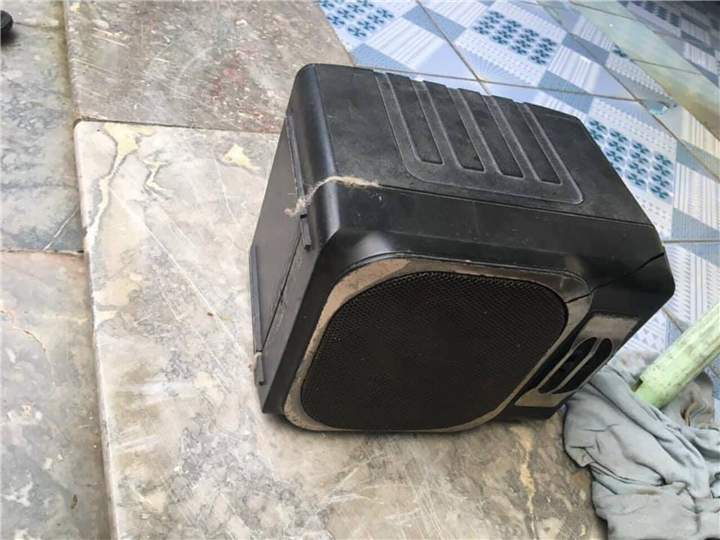 Mới đây hình ảnh chiếc loa cũ thời xưa và kho báu bên trong nó đang nhận về nhiều sự chú ý. Được biết, chiếc loa có tuổi đời lên đến hơn chục năm. Nhưng điều đáng chú ý không phải là vẻ ngoài của món “đồ cổ” này mà chính là “kho báu” được phát hiện bên trong.