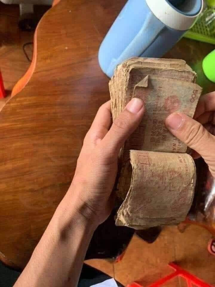 Hình ảnh thú vị này khiến cư dân mạng không khỏi thích thú, nhiều người còn tranh thủ khoe bộ sưu tập những tờ tiền cũ, những kỷ vật tuổi thơ từng gắn bó.