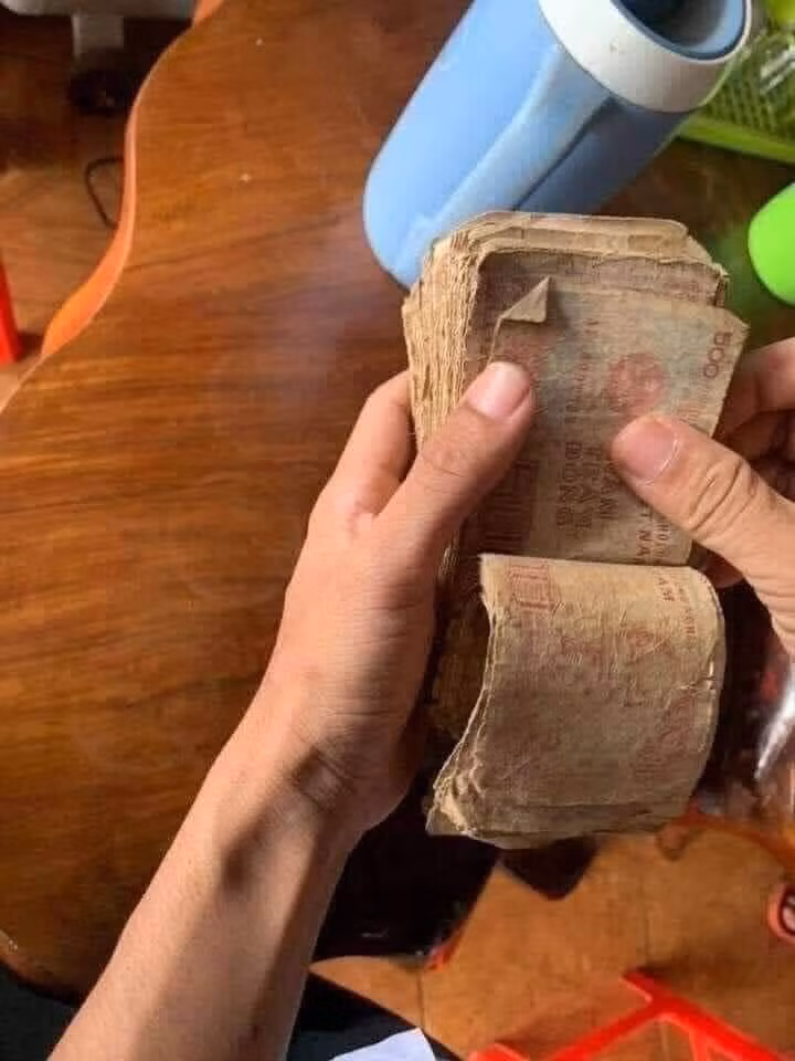 Hình ảnh thú vị này khiến cư dân mạng không khỏi thích thú, nhiều người còn tranh thủ khoe bộ sưu tập những tờ tiền cũ, những kỷ vật tuổi thơ từng gắn bó.