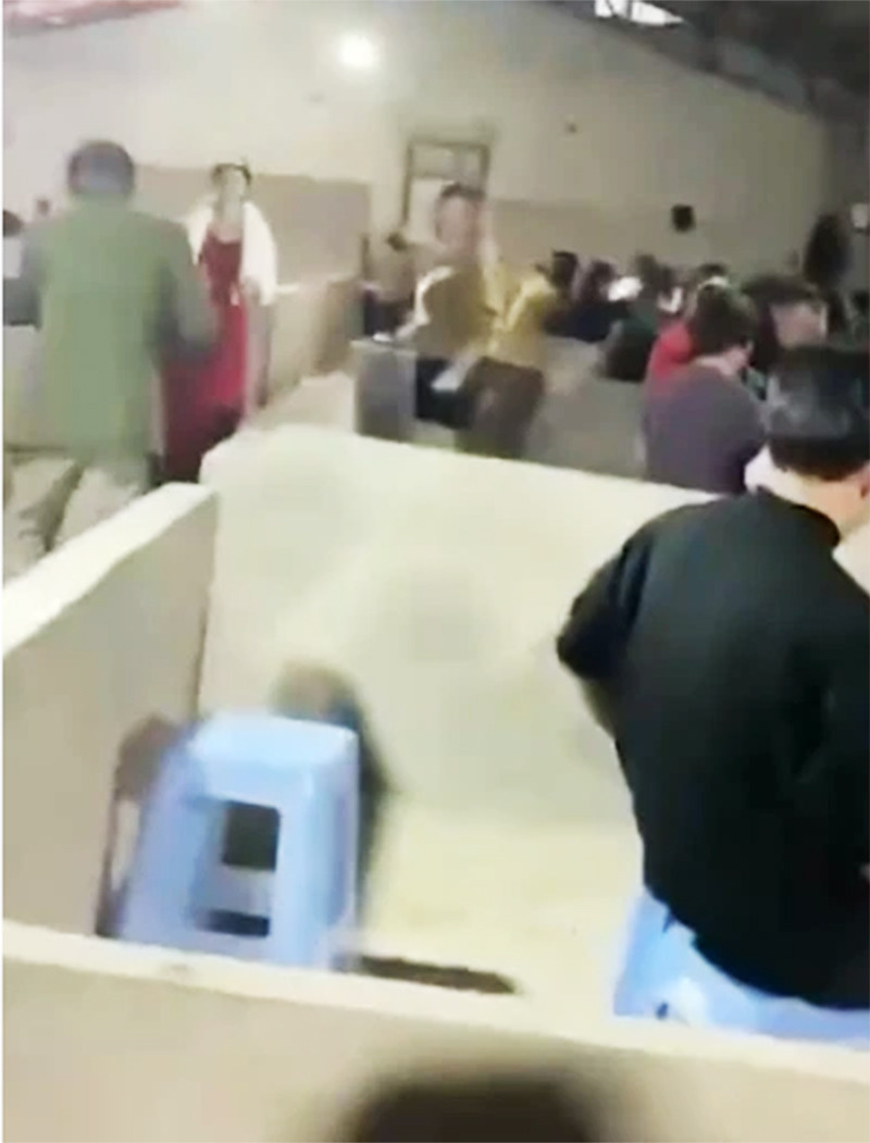 Được biết, đám cưới độc lạ này mới diễn ra vào ngày 27/11 vừa qua tại thành phố Chương Châu, tỉnh Phúc Kiến (Trung Quốc). Theo lời cô dâu chia sẻ, đây là chuồng lợn mới xây, chưa kịp mua lợn nuôi, thấy bỏ không không dùng đến nên gia đình tận dụng làm địa điểm tổ chức đám cưới.