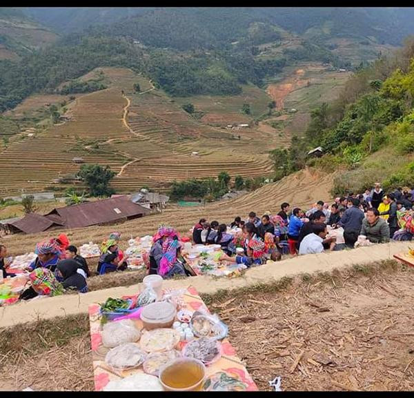 Trước đó, trên MXH xuất hiện khá nhiều hình ảnh đám cưới độc lạ không kém, đáng nhắc đến là đám cưới ở vùng cao khi được bày ngay trên những thửa ruộng bậc thang cao vút.