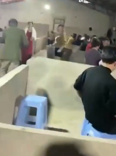 Ngay sau khi được chia sẻ, đám cưới độc đáo này đã khiến cư dân mạng không khỏi xôn xao bàn tán. Dù ban đầu khách tới dự tỏ ra kinh ngạc, nhưng sau đó tất cả bạn bè và quan viên 2 họ cũng tỏ ra rất vui vẻ khi được ăn tiệc tại một nơi có thể nói là độc nhất vô nhị này.