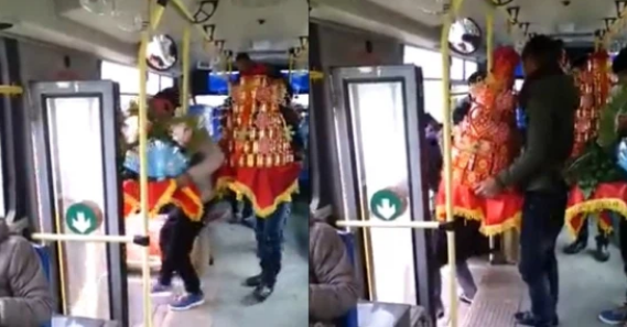 Đoạn clip về đội bê tráp ăn mặc rất bảnh bao và chỉnh tề đi trên xe bus khiến nhiều người tò mò, thích thú. Đây được coi là lễ ăn hỏi siêu tiết kiệm bởi từ trước đến nay chưa từng có đám hỏi nào dùng xe bus làm phương tiện di chuyển.