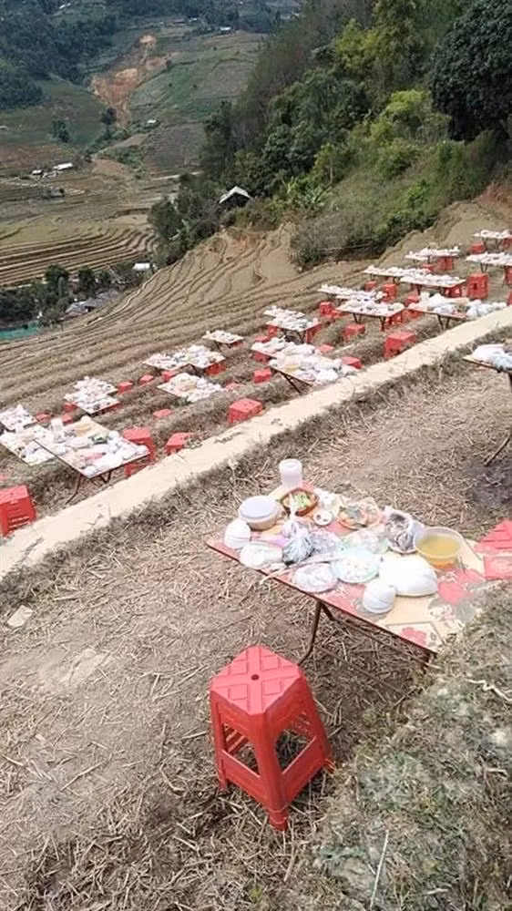 Hàng chục mâm cỗ được bày biện chỉn chu, xếp hàng ngăn nắp theo từng bậc thang trông cực kì vui mắt.