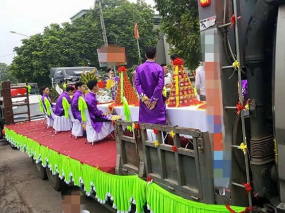 Trước đây cũng từng có những đám hỏi, đám rước dâu bằng xe tải, xe đầu kéo, xe ngựa, nhưng dựng rạp ngay trên xe tải thì thật sự hiếm thấy.