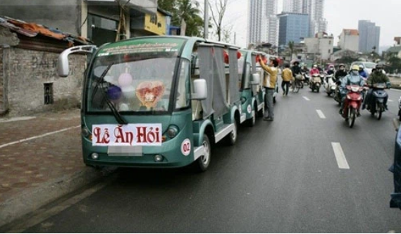 Một lễ ăn hỏi bằng xe điện đầu tiên tại Hà Nội vào tháng 2/2013, lý do lựa chọn xe điện là để thân thiện với môi trường và cũng muốn mang lại những trải nghiệm mới lạ cho gia đình và họ hàng hai bên.