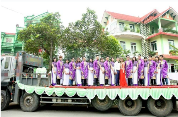 Một lễ ăn hỏi ở Vĩnh Phúc cũng độc đáo không kém khi hai gia đình lựa chọn tổ chức trên xe tải. Nhà trai đã thuê cả chục chiếc xe, trang trí hoa, rèm, bóng bay và trên đó còn kê sẵn bàn ghế cho quan khách và dàn bê tráp ngồi.