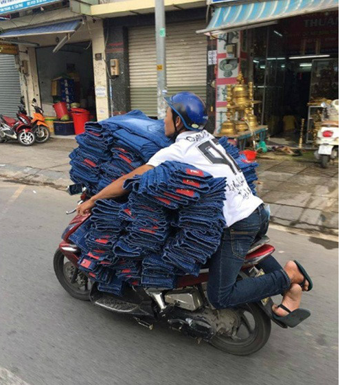 Chuyến xe chở hàng quá khổ xuất hiện khá nhiều trên đường phố Việt Nam, đặc biệt vào thời điểm sáng sớm.