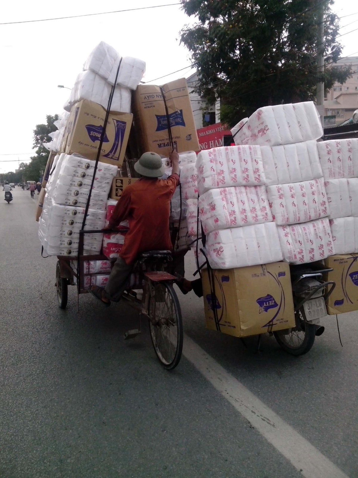 Những chuyến xe di chuyển trên các con đường chỉ nhìn thấy hàng hóa chứ không thấy người điều khiển.