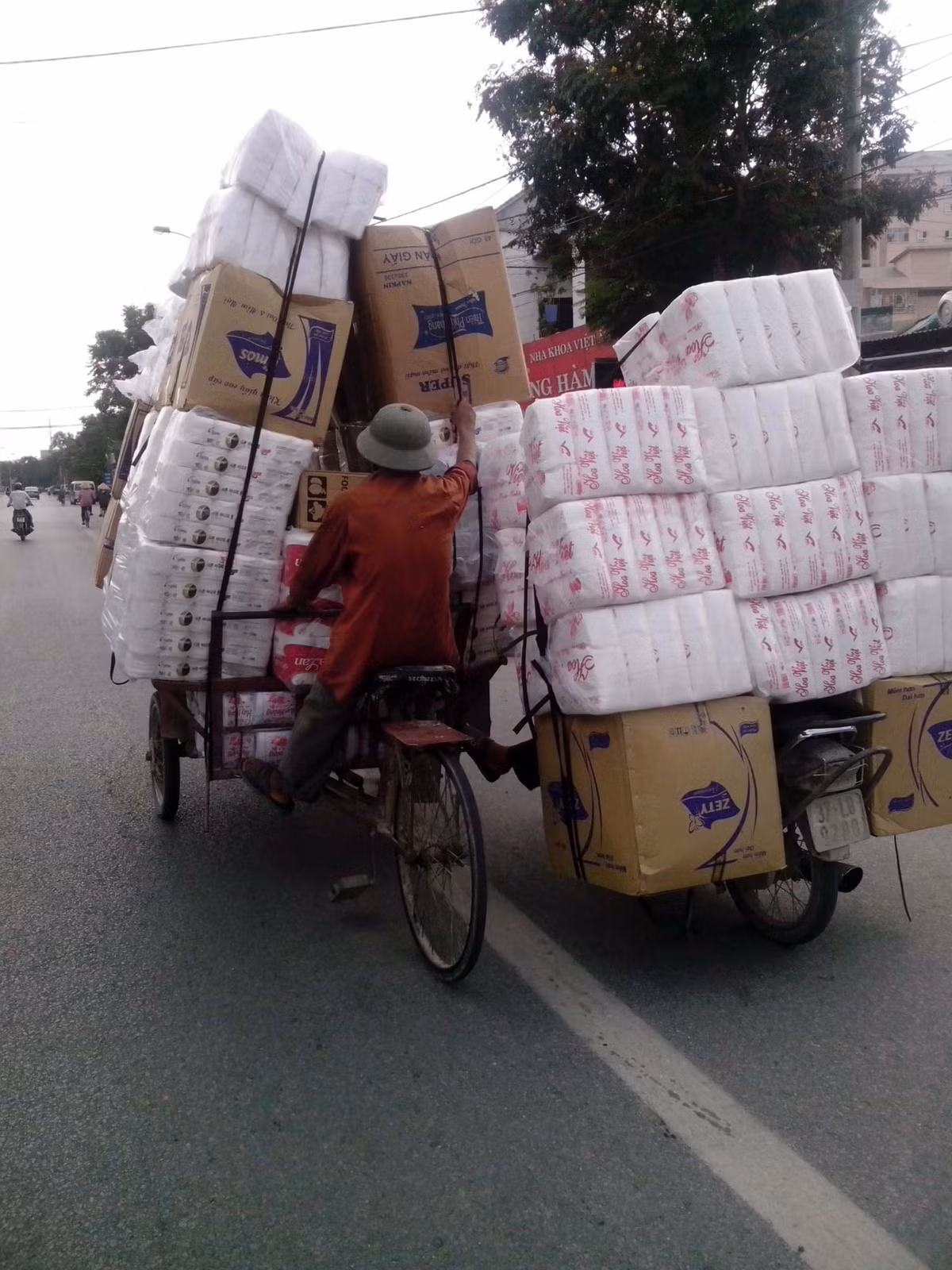 Những chuyến xe di chuyển trên các con đường chỉ nhìn thấy hàng hóa chứ không thấy người điều khiển.