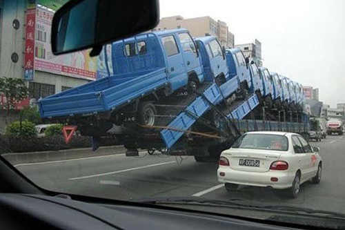 Việc ra đường gặp những cảnh tượng điều khiển xe với những món đồ cồng kềnh là điều không khó gặp tại Việt Nam.