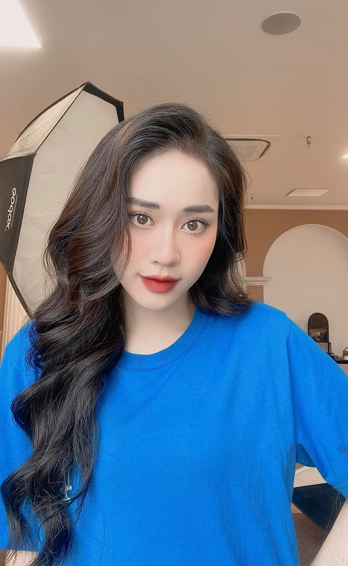 Cô từng giành vị trí Á khôi 1 cuộc thi Hoa khôi sinh viên khi còn đang theo học tại Đại học Khoa học xã hội và Nhân văn.